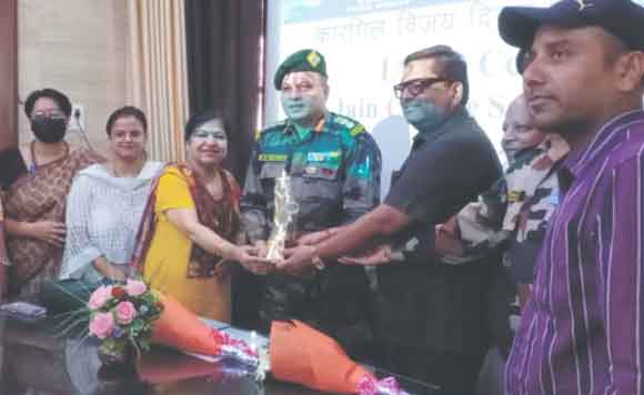 छात्र-छात्राओं ने किया कारगिल शहीदों को नमन