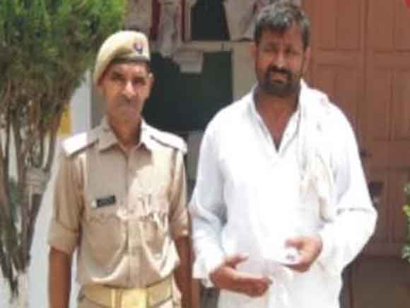 पुलिस के हत्थे चढ़ा तस्कर