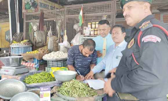 गोदाम मालिक और पांच दुकानदारों पर 16 हजार जुर्माना