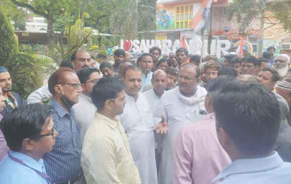 नगर निगम कार्यालय पर गरजे कांग्रेसजन, सौंपा ज्ञापन
