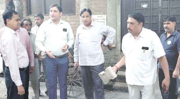 सड़क के ऊपर सड़क, मेयर का निर्माण विभाग पर फूटा गुस्सा