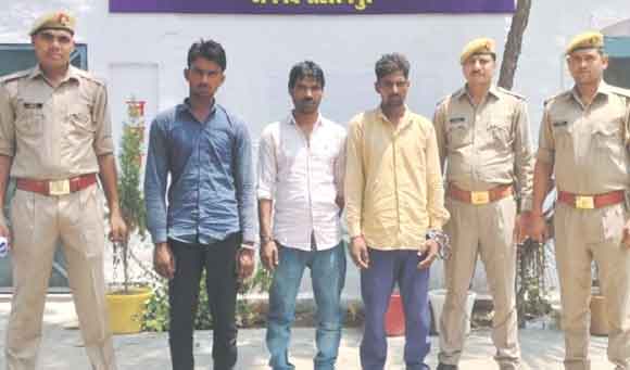 पुलिस ने तीन वांछित आरोपियों को किया गिरफ्तार
