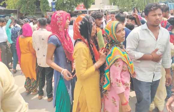 कार की टक्कर से बाइक सवार दो युवकों की मौत, परिजनों ने लगाया जाम