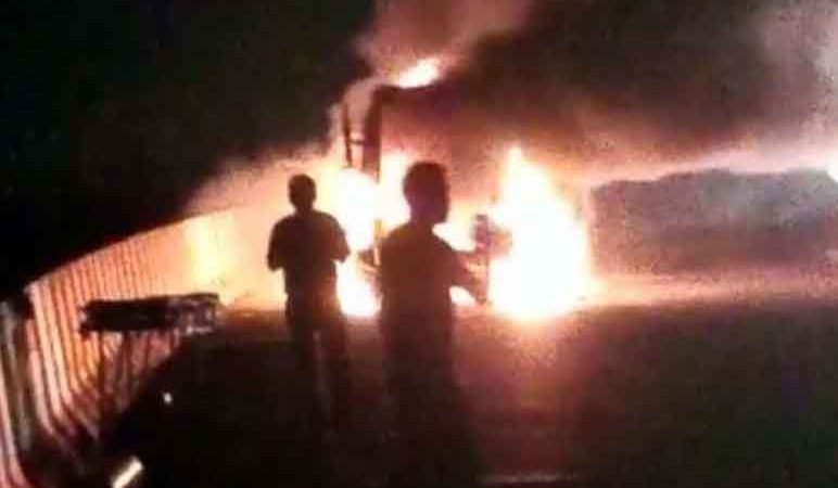 शुक्रवार की देर रात फ्लाईओवर पर सरकारी एंबुलेंस बनी आग का गोंला