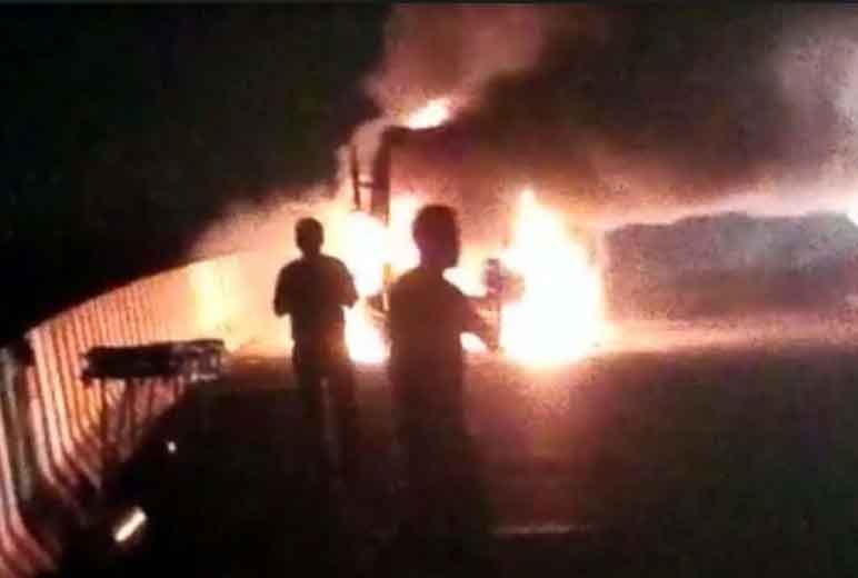 शुक्रवार की देर रात फ्लाईओवर पर सरकारी एंबुलेंस बनी आग का गोंला