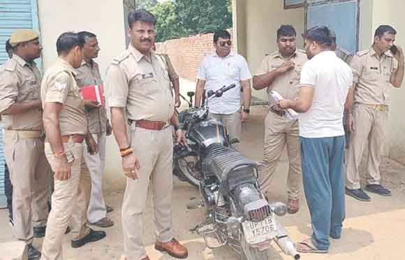 पुलिस ने की गैंगस्टर के आरोपी की बुलेट कुर्क