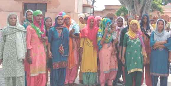नाबालिग लड़की बरामदगी न होने पर महिलाओं ने किया थाने में हंगामा