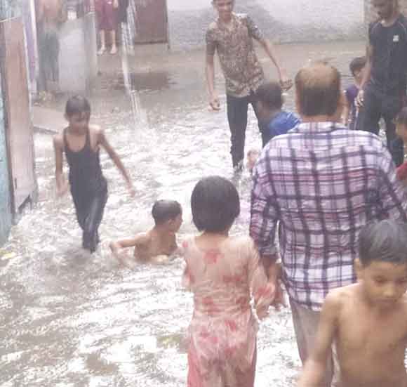 बारिश ने भीषण गर्मी से दिलाई निजात, जलभराव से आम जनजीवन प्रभावित