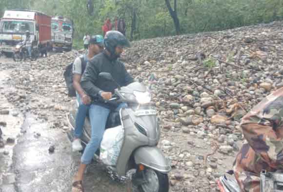 शिवालिक की पहाडिय़ों पर जबरदस्त बरसात के चलते घाड क्षेत्र की नदियों में बाढ़ जैसे हालात