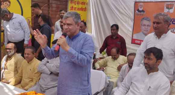 जनपदवासियों से अपनेपन में कहा, मंत्री नहीं आपका भाई हूँ – अश्विनी वैष्णव