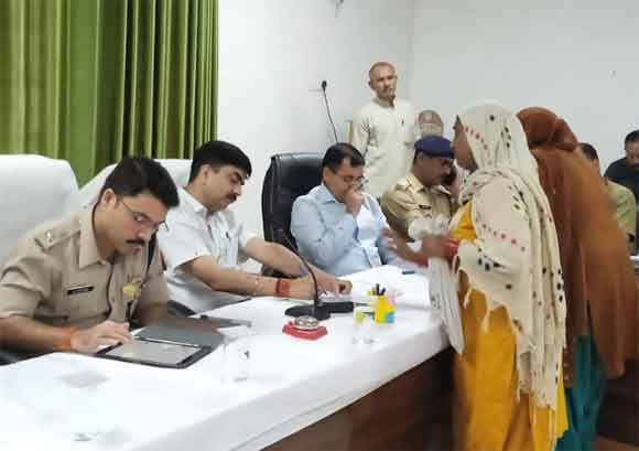सम्पूर्ण समाधान दिवस में प्राप्त 106 शिकायतों में से 09 मौके पर ही निस्तारित