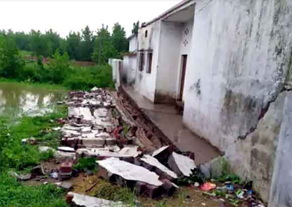 देवबंद में जमकर बरसे बदरा, सरकारी स्कूल की गिरी दीवार