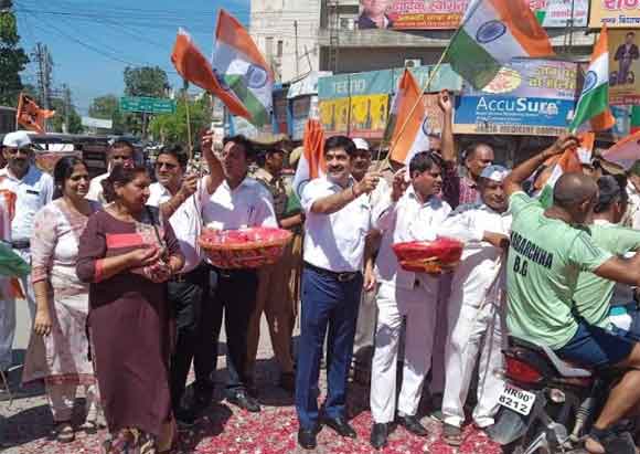 मण्डलायुक्त एवं जिलाधिकारी ने सेवा भाव से शिव भक्त कांवडियों पर पुष्प वर्षा कर किया स्वागत तथा दिया राष्ट्रीय ध्वज