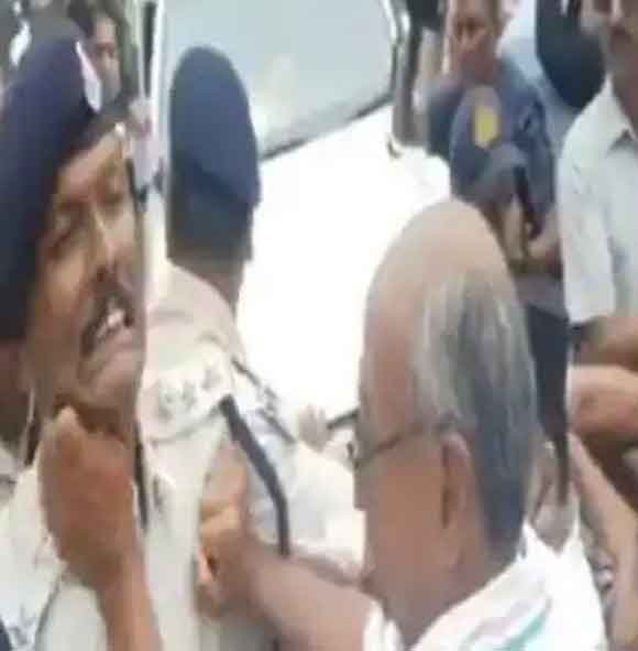 दिग्विजय सिंह ने दारोगा का कॉलर पकड़ा