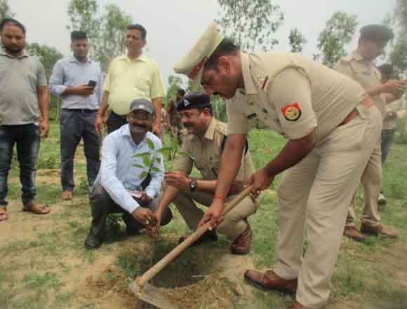 प्रभारी मंत्री ने जनपद में वृक्षारोपण जनांदोलन में मौलश्री का पौधा रोपित कर किया शुभारम्भ