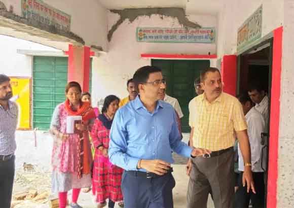 मण्डलायुक्त ने ऑपरेशन कायाकल्प के अन्तर्गत प्राथमिक विद्यालय मिर्जापुर पौल का किया स्थलीय निरीक्षण