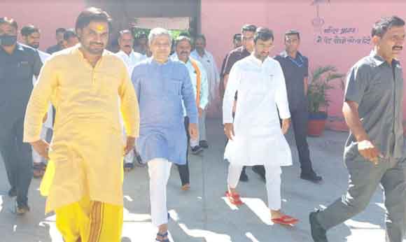 केंद्रीय रेलमंत्री ने किए मां शाकम्भरी देवी दर्शन, मांगी मन्नत