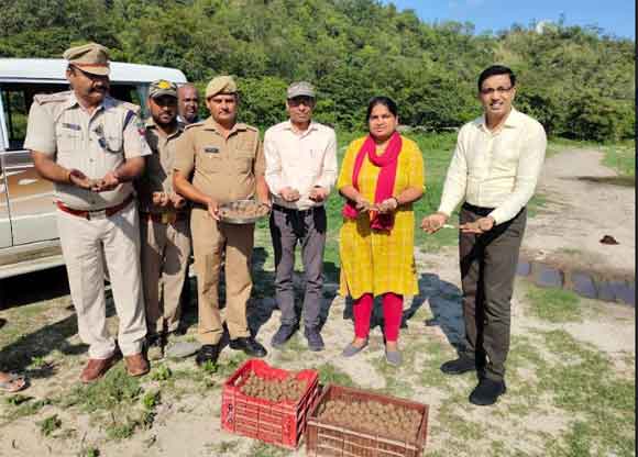 प्रदेश में पहली बार मण्डलायुक्त के निर्देशन में सीड बॉल विधि से वृक्षारोपण का नया प्रयोग किया गया