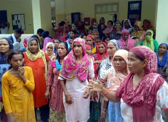 एक सप्ताह से फूंके पडे ट्रांसफार्मर को बदलवाने के लिए महिलाओं ने एसडीएम कार्यालय पर किया प्रर्दशन, ज्ञापन सौंपा