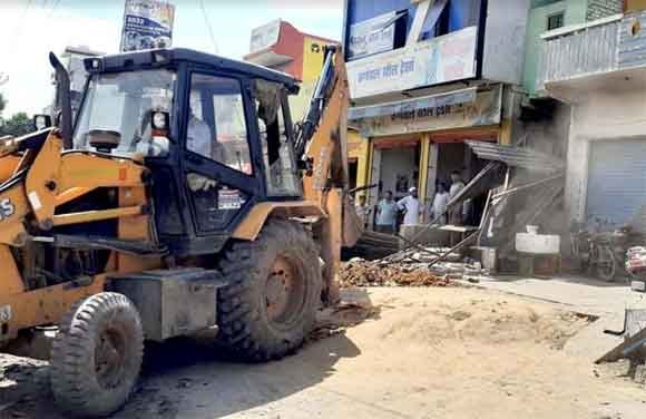 कांवड मार्ग पर लोगों द्वारा किए गये अतिक्रमण पर चला प्रशासन का बुलडोजर