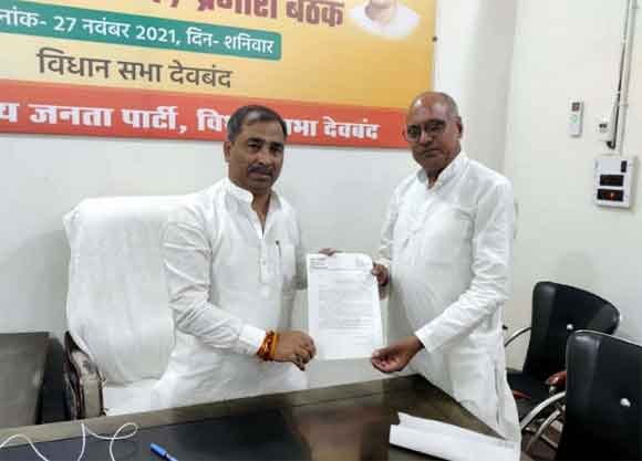 भाजपा नगरध्यक्ष विपिन गर्ग व पालिका सभासद मनोज सिंघल ने राज्यमंत्री को सौंपा ज्ञापन