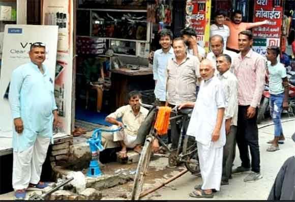 चोरों ने किया हैंडपंप चोरी, व्यापारियों ने लगवाया