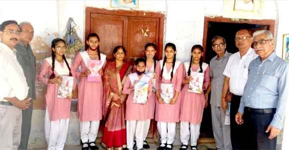 समाजसेवी संस्था मानव कल्याण मंच गरीब बच्चों को किताबों व काॅपियों का वितरण किया गया।