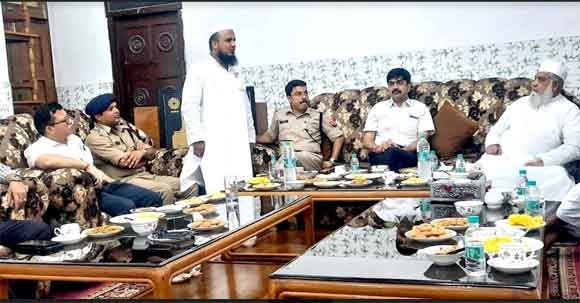 शनिवार को देवबंद दारुल उलूम पहुंचे डीएम अखिलेश व एसएसपी विपिन टांडा