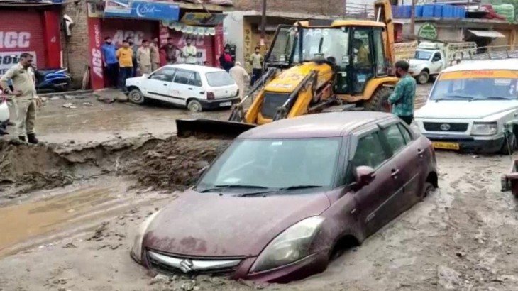 जम्मू-कश्मीर में आज फिर फटा बादल, बाढ़ में खिलौनों की तरह बहे वाहन