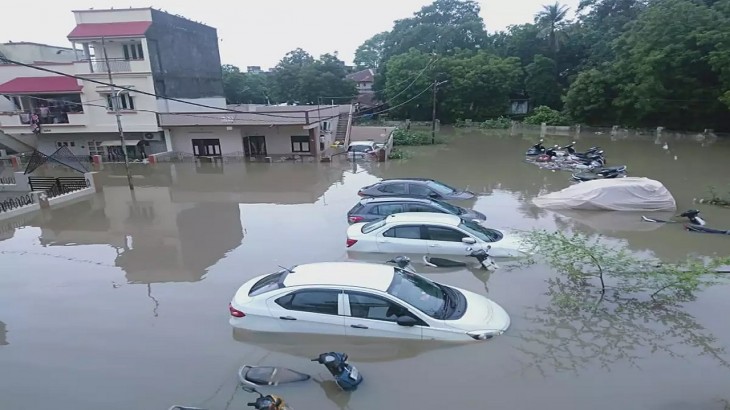 गुजरात में भारी बारिश से बाढ़ के हालात, 1,500 से ज्यादा लोगों को निकाला गया