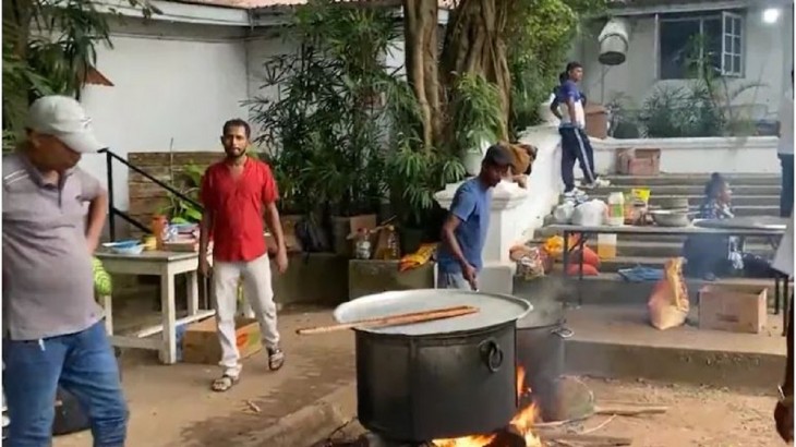 श्रीलंका के PM आवास को प्रदर्शनकारियों ने बनाया पिकनिक स्पॉट, बना रहे खाना