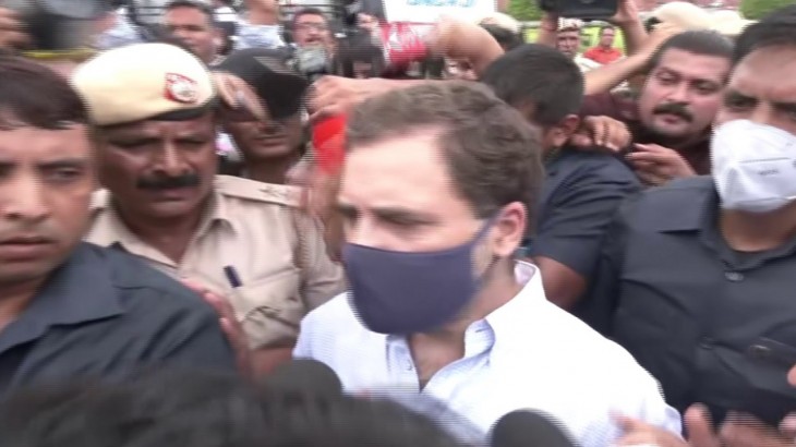 दिल्ली: दिल्ली पुलिस ने कांग्रेस नेता राहुल गांधी को विजय चौक पर हिरासत में लिया