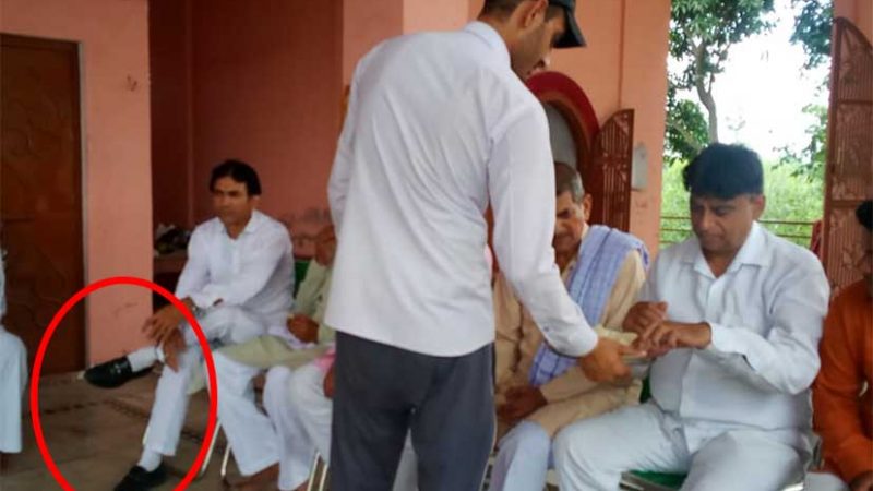 नकुड़ विधायक का सहयोगी मंदिर में जूता लेकर घुसा, कावड़िए नाराज
