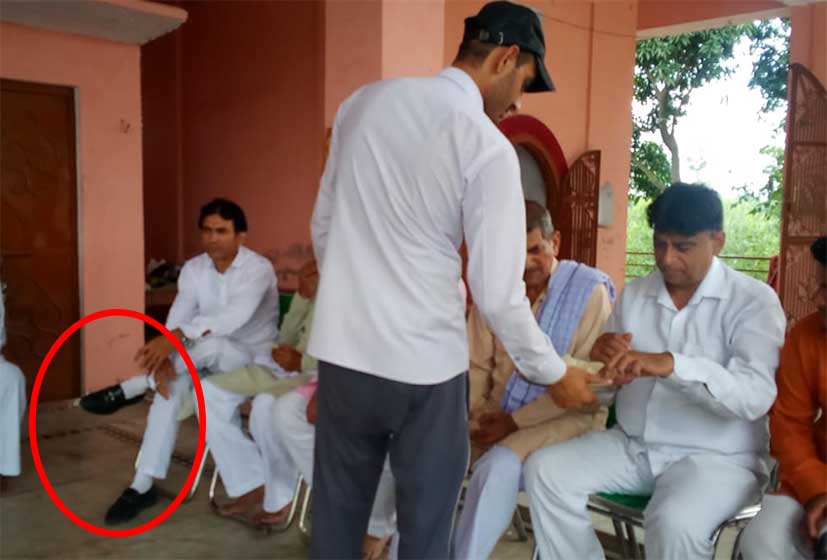 नकुड़ विधायक का सहयोगी मंदिर में जूता लेकर घुसा, कावड़िए नाराज