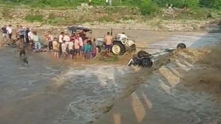 VIDEO: उत्तराखंड में बड़ा हादसा, नदी में कार गिरने से 9 पर्यटकों की मौत