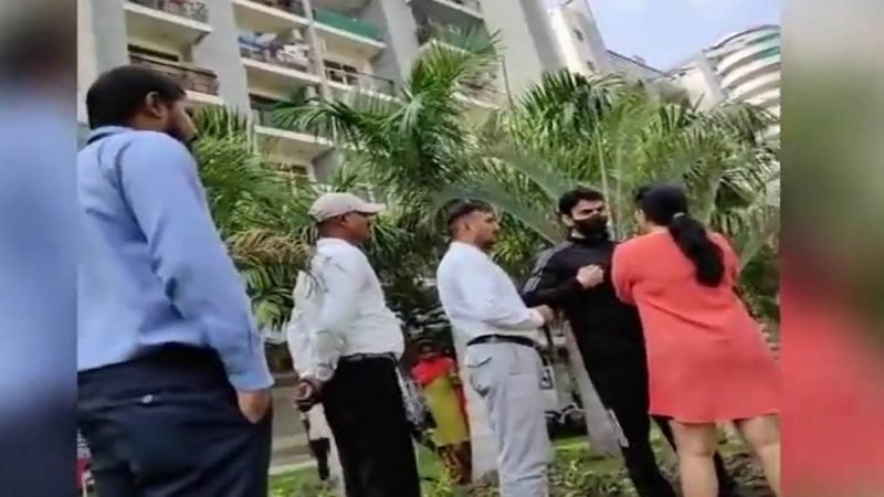 नोएडा में महिला से बदसलूकी, वायरल वीडियो पर पुलिस का एक्शन; 4 लोगों को हिरासत में लिया