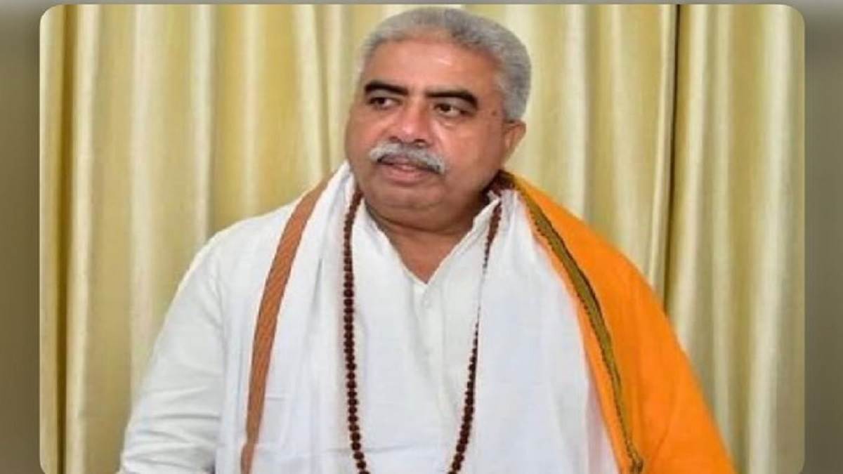 कानपुर में सजा मिलने के बाद फरार कैबिनेट मंत्री राकेश सचान को लेकर सपा का BJP पर हमला