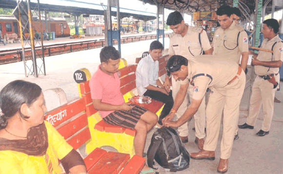 पुलिस ने रेलवे स्टेशन सहित टेऊनों में चलाया चौकिंग अभियान