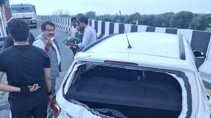 लखनऊ एक्सप्रेस वे पर आधा घंटे तक मदद मांगती रही एक्सीडेंट में घायल महिला, केंद्रीय मंत्री एसपी सिंह बघेल बने मददगार