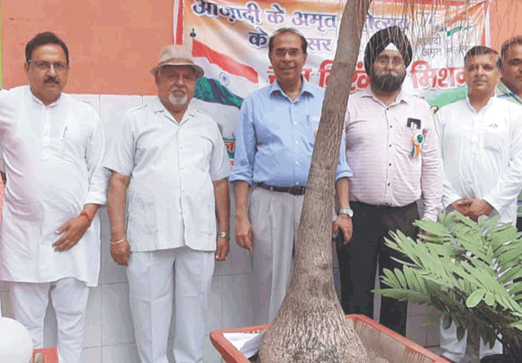 निरंकारी वालंटियर्स ने जिला महिला चिकित्सालय में किया फल वितरण