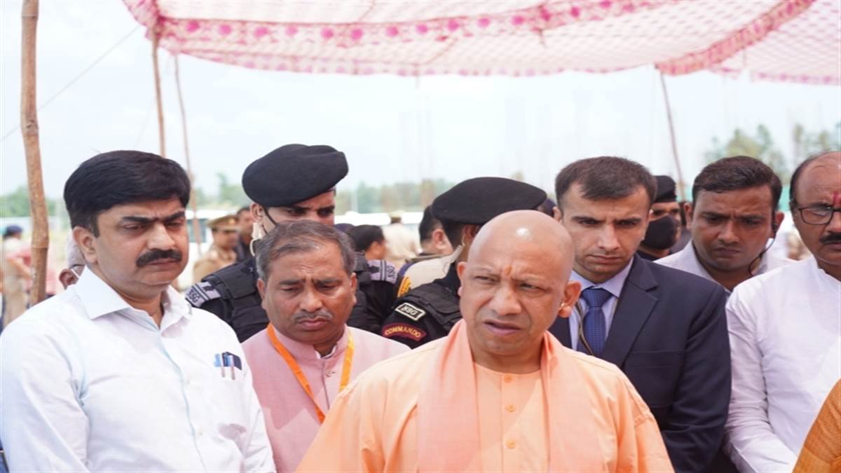 सहारनपुर पहुंचे योगी आदित्यनाथ, बोले- समस्‍याओं का निस्तारण न होने पर सीधे मुझे लिखें कार्यकर्ता