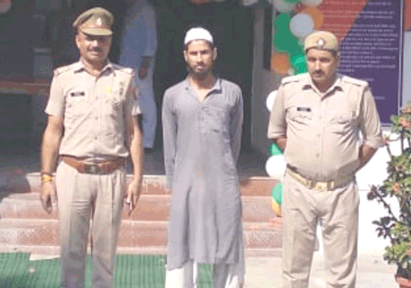 प्रतिबंधित लकड़ी ले जाते पुलिस ने दबोचा एक आरोपी