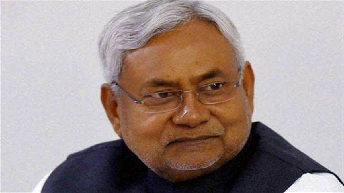 सीएम नीतीश कुमार के हेलीकॉप्टर की गया में इमरजेंसी लैंडिंग, सूखे का जायजा लेने निकले थे मुख्यमंत्री
