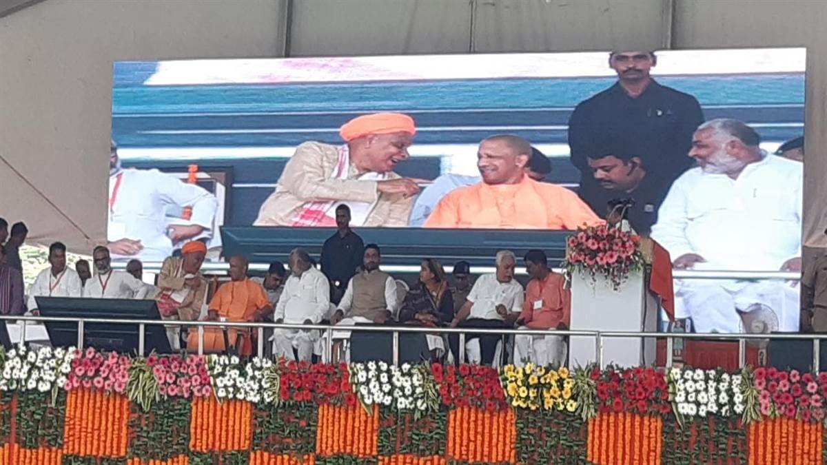 बलिया पहुंचे मुख्‍यमंत्री योगी आदित्‍यनाथ, बलिदान दिवस पर जिला कारागार से ऐतिहासिक जुलूस को हरी झंडी