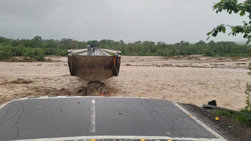 देर रात मालदेवता में फटा बादल, सात घर बहे, सौंग नदी पर बना पुल टूटा