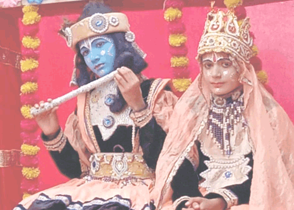 बैंडबाजों के साथ निकाली भगवान श्रीकृष्ण की भव्य शोभायात्रा
