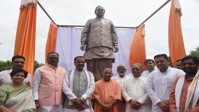 Kalyan Singh : सीएम योगी आदित्यनाथ ने किया कल्याण सिंह की प्रतिमा का अनावरण, बोले- बाबू जी ने रखी थी सुशासन की नींव