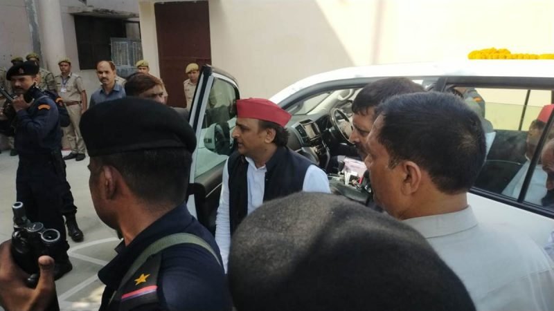 Akhilesh Yadav In Azamgarh : समाजवादी पार्टी प्रमुख अखिलेश यादव ने आजमगढ़ जेल में बंद रमाकांत यादव से की मुलाकात