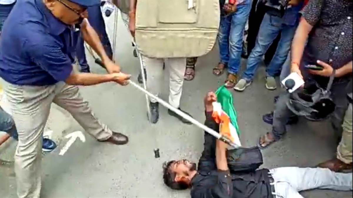 पटना में शिक्षक अभ्यर्थियों पर लाठीचार्ज को लेकर सियासत तेज, कांग्रेस ने पूछा- वो अफसर किसके इशारे पर कर रहा है काम