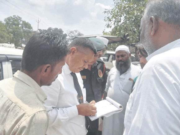 पॉलीथिन बरामद होने पर छह दुकानों पर 13 हजार जुर्माना